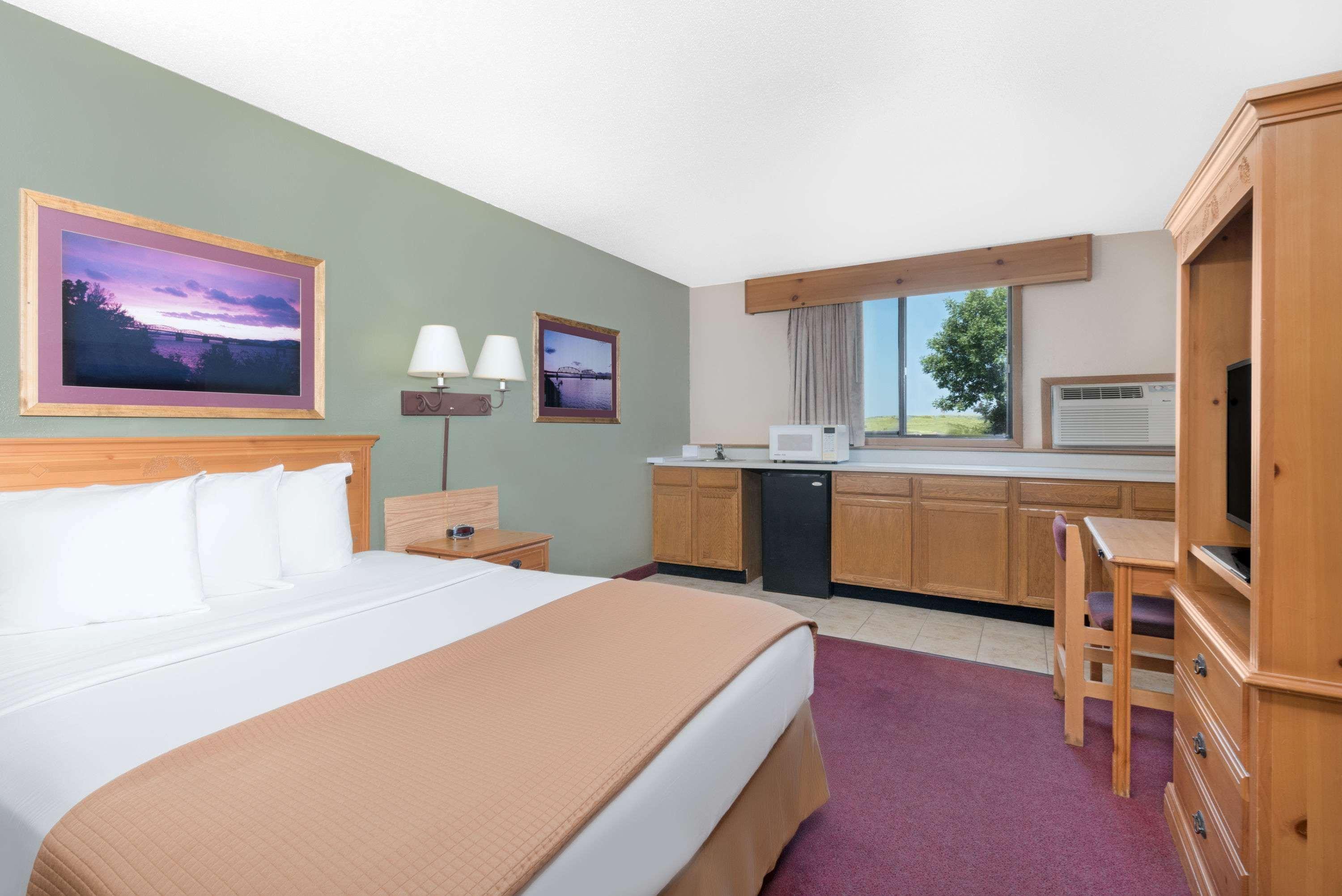 Super 8 By Wyndham Chamberlain Sd Hotel Eksteriør billede