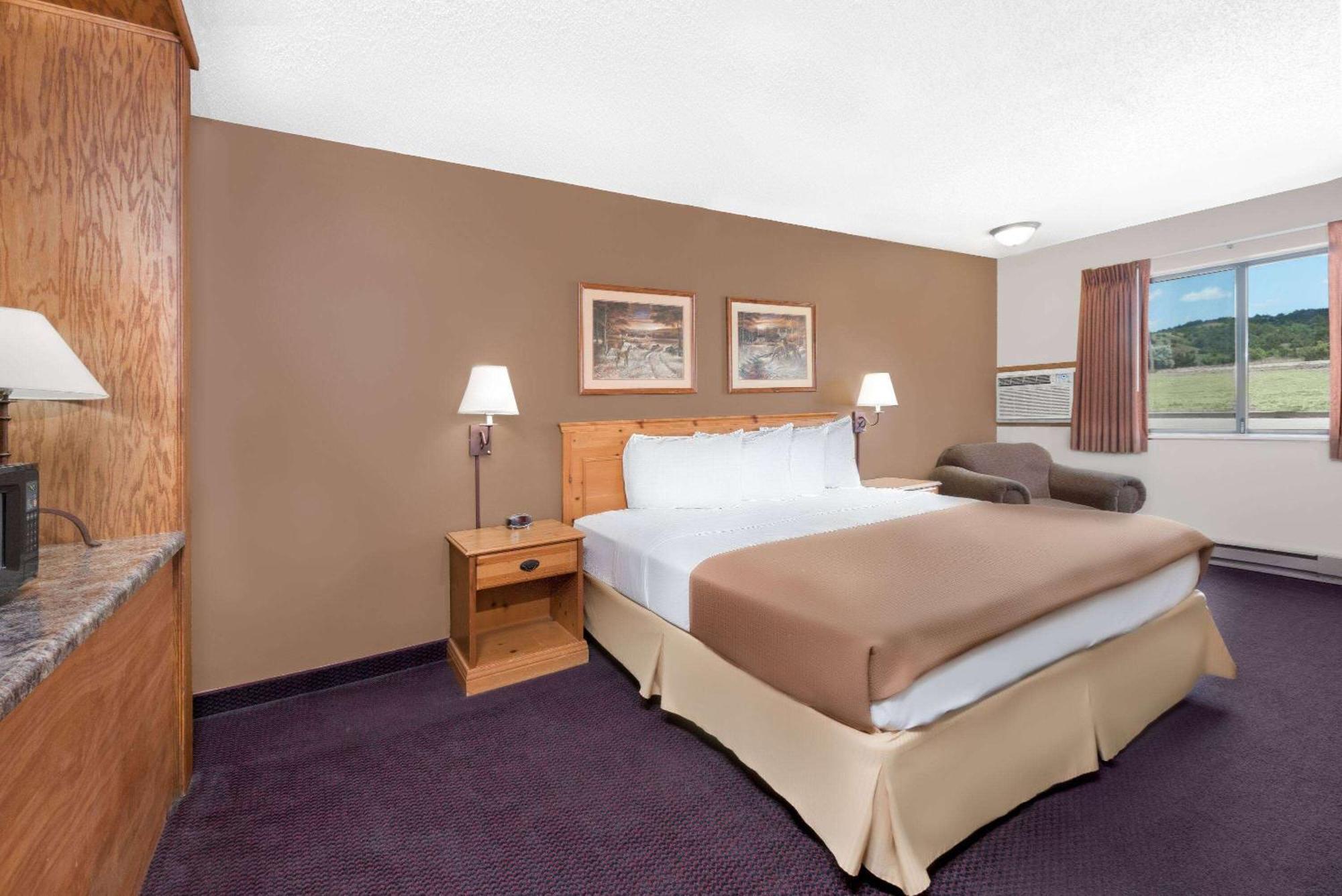 Super 8 By Wyndham Chamberlain Sd Hotel Eksteriør billede